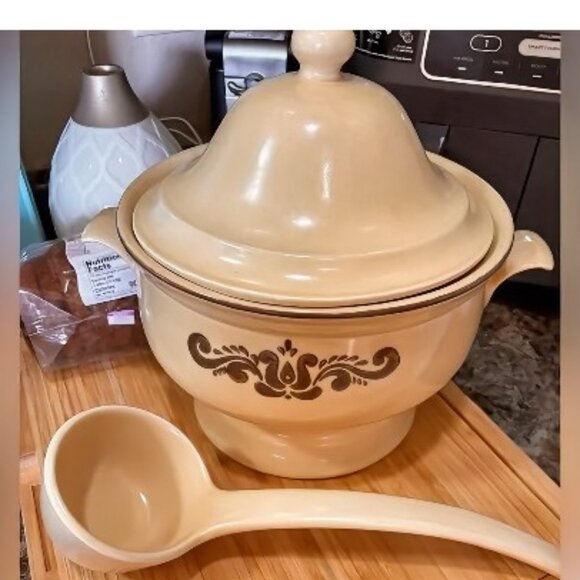 Vintage Pfaltzgraff Village Pattern 5-Quart Tureen with Lid - Picture 5 of 6